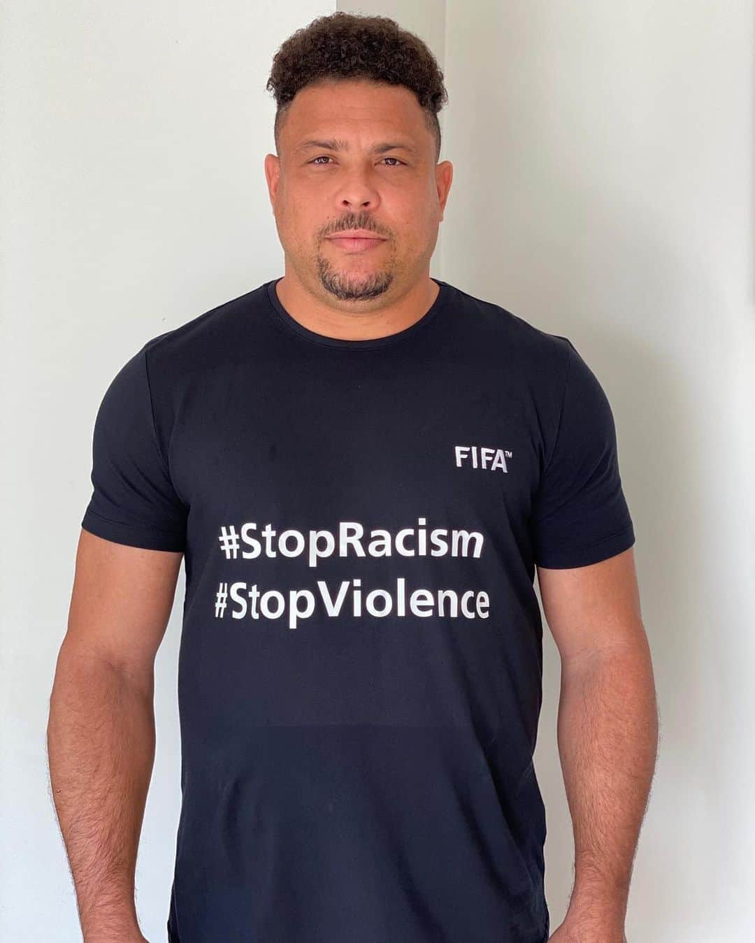 のインスタグラム：「Os FIFA Legends dizem não ao racismo e a qualquer forma de discriminação. Também dizemos não a toda forma de violência . . FIFA Legends say no to racism and any form of discrimination. We also say no to violence in all its forms  #stopracism #stopdiscrimination #stopviolence」