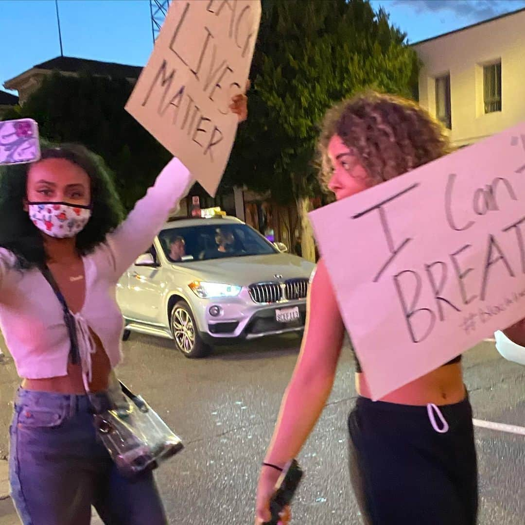 Perkins Sistersのインスタグラム：「We’ll be out again today...no justice. no peace. Peaceful protesting. People handing out water and signs for u to hold of you don’t have any. nothing but love coming from ALL races. We’re in this together #BLM 🤜🏻❤️🤛🏿」