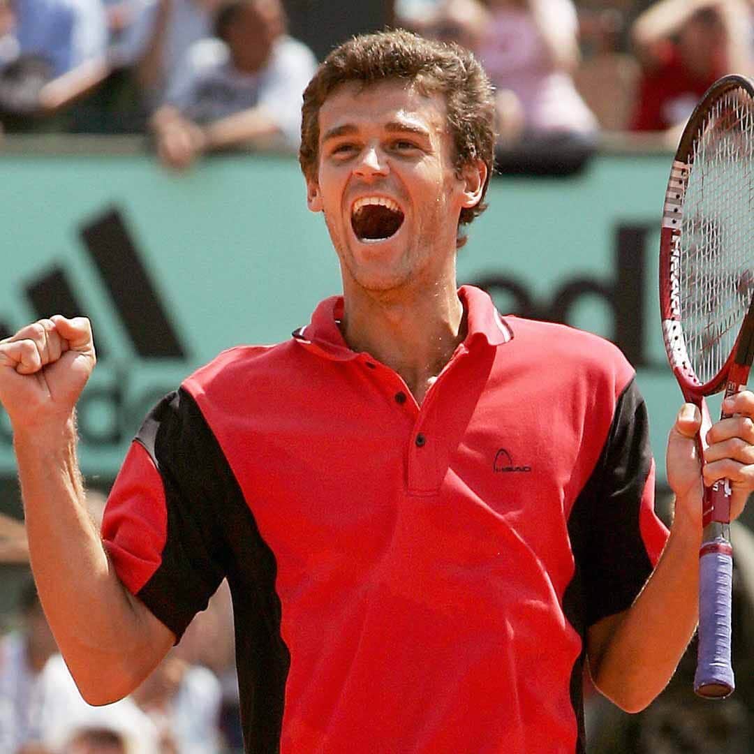 ATP World Tourさんのインスタグラム写真 - (ATP World TourInstagram)「The king of hearts ❤️ 🇧🇷 . What’s your favourite @rolandgarros memory of 3-time 🏆 @gugakuerten?」6月5日 3時30分 - atptour