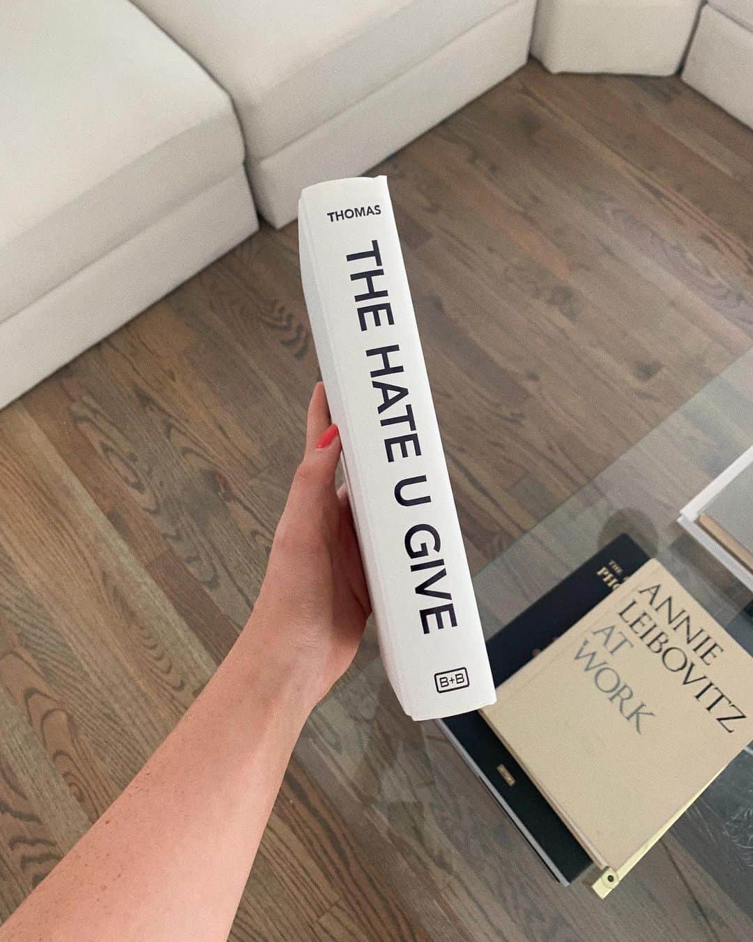 Kelsey Simoneのインスタグラム：「Started reading this book thanks to some of you babes recommending it to me!! Comment below some other books as well x」