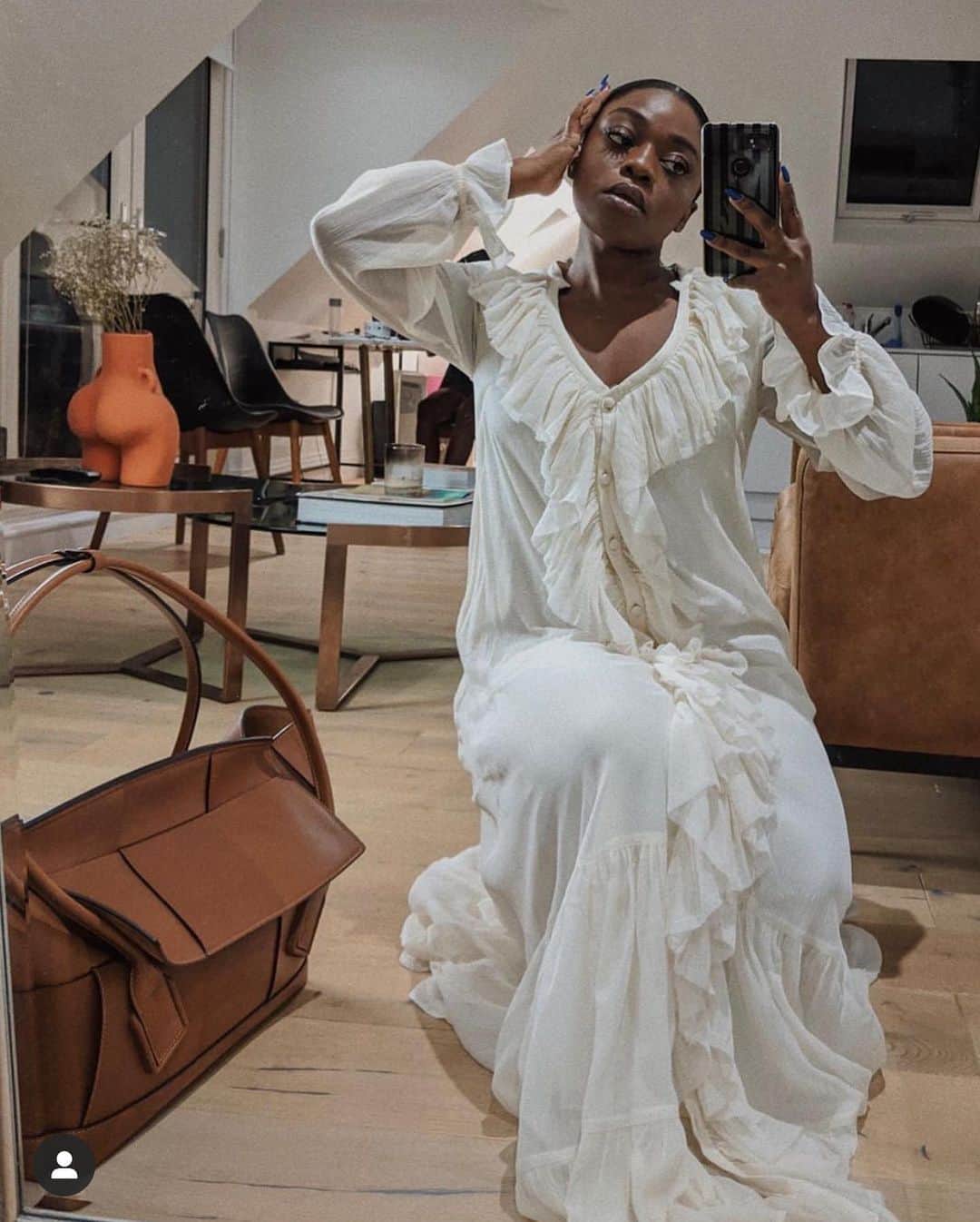 クリッセル・リムさんのインスタグラム写真 - (クリッセル・リムInstagram)「Diversity, representation, & inclusion is so important. We all can do better (including myself)! That’s why I’m lending my platform this week to amplify black voices and creators. I also plan on continuing to feature others on a consistent basis beyond this movement. I’ve made some wonderful discoveries (thanks to a lot of you for your recommendation and suggestions). Starting off with some creators in the fashion/lifestyle space I found super inspiring. I just started following them and so should you!  1. @spiritedpursuit  2. @emmanuellek_  3. @lefevrediary  4. @findingpaola  5. @dananozime  6. @basicstouch  7. @nycxclothes  8. @signedblake  9. @sophia_roe  10. @fisayolonge  More on stories!  Will be featuring black owned brands, activists, moms, etc this week. #amplifymelanatedvoices #blacklivesmatter」6月5日 3時55分 - chrisellelim