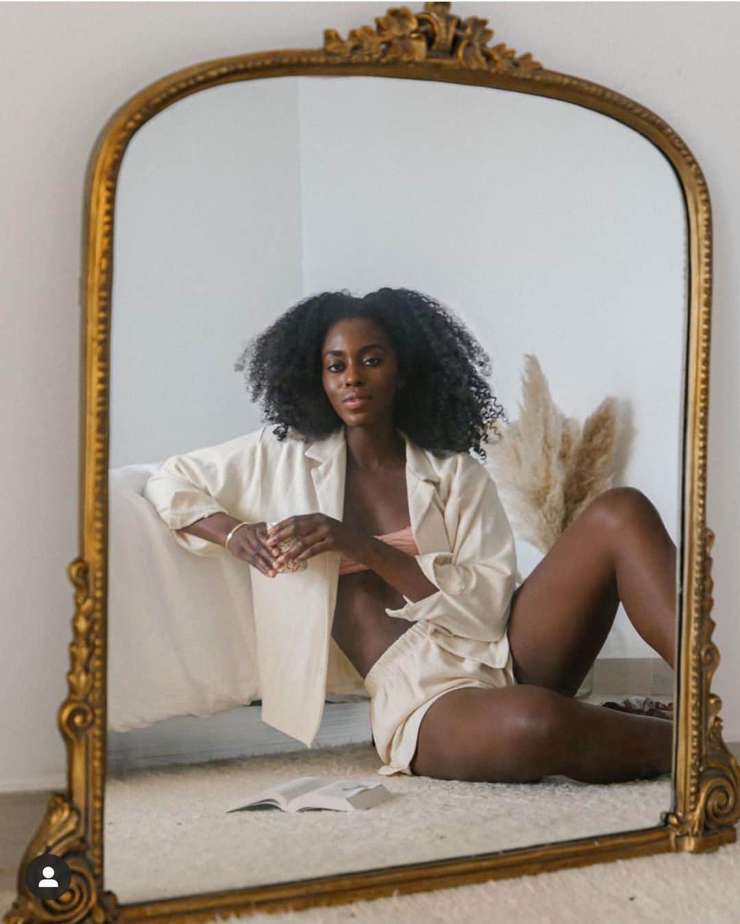 クリッセル・リムさんのインスタグラム写真 - (クリッセル・リムInstagram)「Diversity, representation, & inclusion is so important. We all can do better (including myself)! That’s why I’m lending my platform this week to amplify black voices and creators. I also plan on continuing to feature others on a consistent basis beyond this movement. I’ve made some wonderful discoveries (thanks to a lot of you for your recommendation and suggestions). Starting off with some creators in the fashion/lifestyle space I found super inspiring. I just started following them and so should you!  1. @spiritedpursuit  2. @emmanuellek_  3. @lefevrediary  4. @findingpaola  5. @dananozime  6. @basicstouch  7. @nycxclothes  8. @signedblake  9. @sophia_roe  10. @fisayolonge  More on stories!  Will be featuring black owned brands, activists, moms, etc this week. #amplifymelanatedvoices #blacklivesmatter」6月5日 3時55分 - chrisellelim