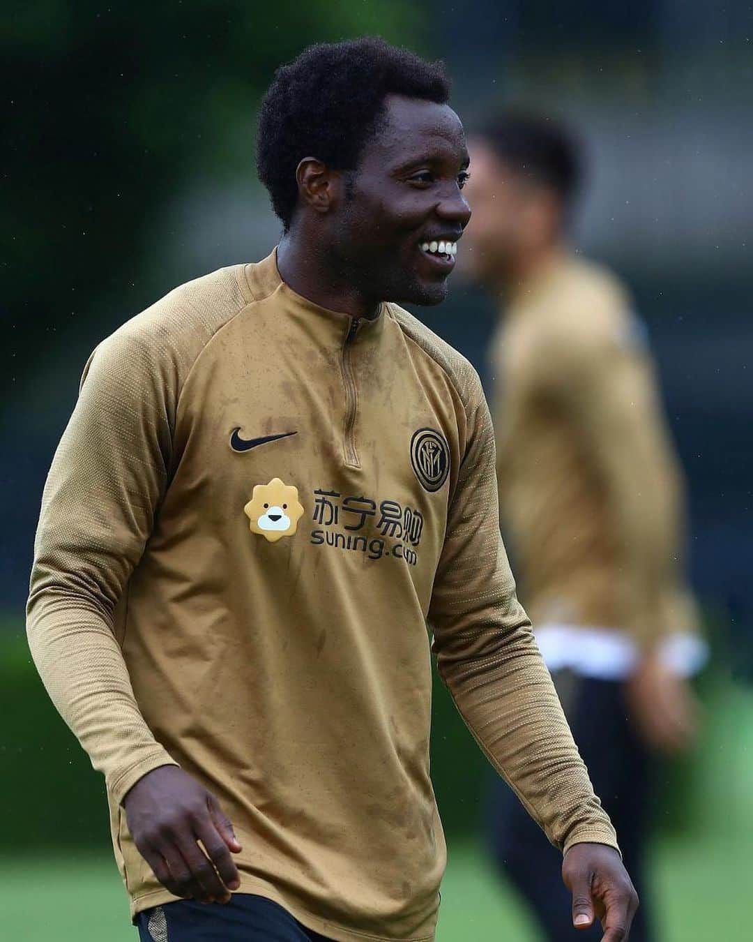 クワドォー・アサモアのインスタグラム：「Working hard under the rain! 💪🏿⚡️ @inter  #Training #Smile #Team #Appiano」