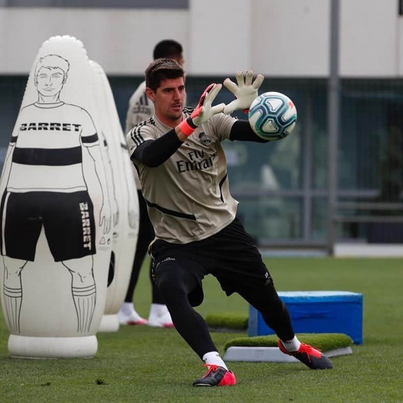 ティボ・クルトゥワのインスタグラム：「Seguimos trabajando!💪🏼 #HalaMadrid 🤍」