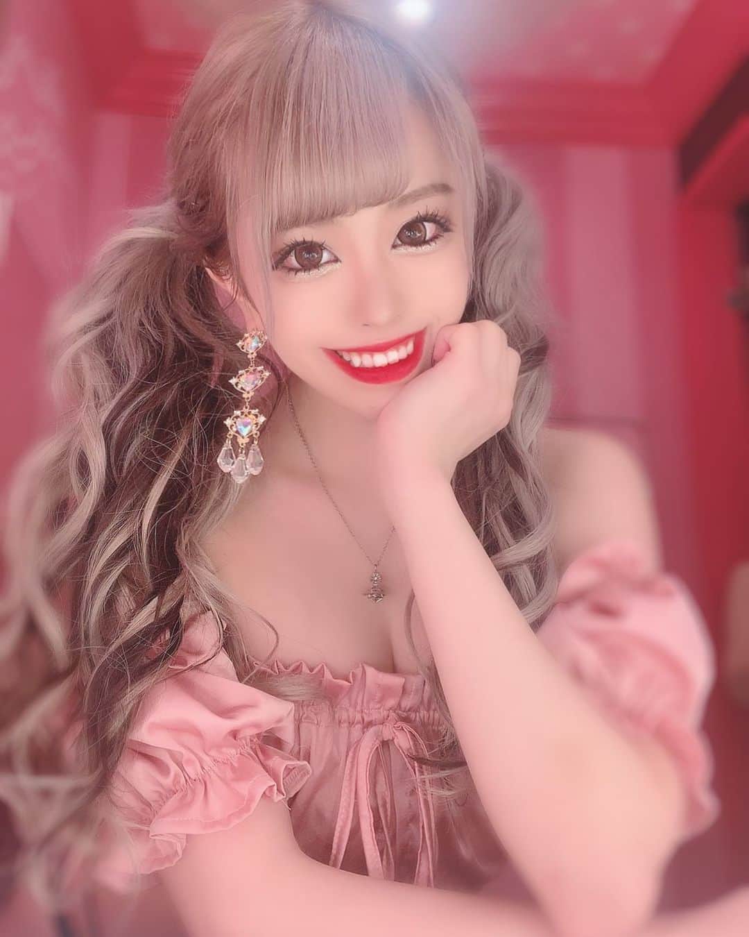 あんじゅのインスタグラム：「♡ ． あっとゆう間に金曜日だ|ω･) チョコチップメロンパンが食べたい|ω･) ． ．  #Burlesque #バーレスク #バーレスク東京 #大阪 #バーレスク大阪 #北新地 #ミナミ #キャバクラ #ホスト #歌舞伎町 #ダンサー #Japanesegirl #自発ください  #ロリ顔 #グラビア  #ピンクベージュ #ギャル #加工厨 #量産型 #太もも #むちむち #低身長女子 #雰囲気詐欺 #雰囲気好きな人いいね #自撮り界隈  #1mmでもいいなと思ったらいいね #被写体  #ツインテール #ガンメッシュ #ピアス女子」