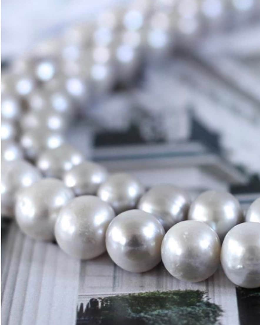 ダウアー&ホールさんのインスタグラム写真 - (ダウアー&ホールInstagram)「Dove Grey Pearls - this elegant, silver-grey shade makes a chic statement when worn just the right way. Mix it with dusky pink or powdery aqua for a fresh summer look.  Until Sunday 7th June get 20% off pearl designs on the website using the code PEARL20.」6月5日 4時32分 - dowerandhall