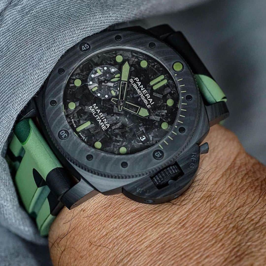 パネライのインスタグラム：「Only 33 of these beauties were ever made and they were accompanied by an unforgettable experience.  This is the #Panerai #PAM961 47mm Carbotech Marina Militare with 3D block lume indexes.  Pic by @watchstylo #paneraicentral」