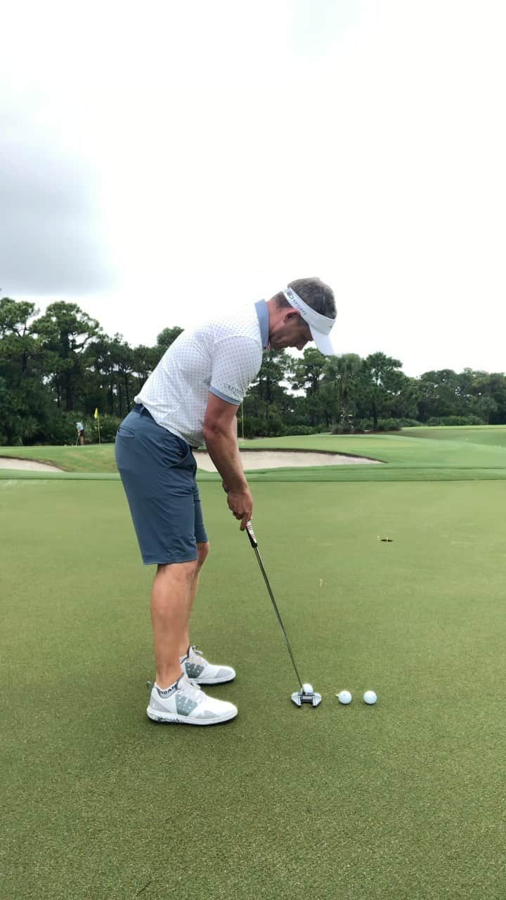 ルーク・ドナルドのインスタグラム：「Here’s a drill that can help you with your green reading skills. Pick a putt that has some slope, put a coin down so you putt from the same spot every time then set up a tee halfway along the putt where you think the apex is & then add a couple of tees at the hole as a gate. Once you’ve hit a few putts and you start to just miss the apex tee on the high side, you’ll quickly realize if you’ve read the putt correctly. If you haven’t readjust until you get it right.  Standing behind this set up will give you a great picture of how much the putt breaks & visually seeing this with your eyes will help you start to read putts better. The gate also helps you see where the center of the hole now becomes & makes sure you are working on your speed at the same time. My 1st attempt started on a good line, just missing the apex tee but lacked a bit of speed and hence hit the lower gate tee. #LDtips #greenreading #staysafe #stayhealthy」