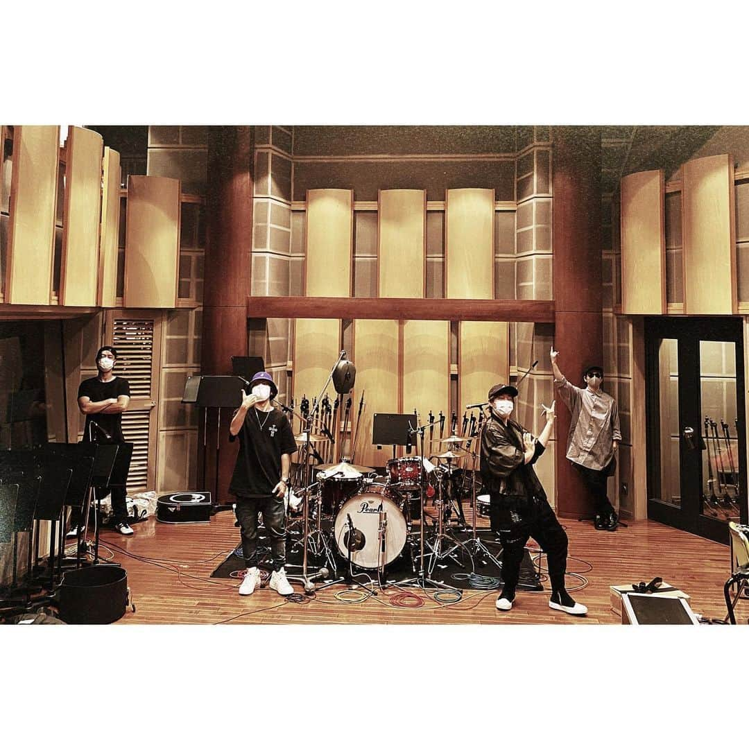 UZさんのインスタグラム写真 - (UZInstagram)「Good morning😆 昨日はSPYAIR久々に全員集合!!!! #spyair #recording #socialdistance」6月5日 5時45分 - uzspyair