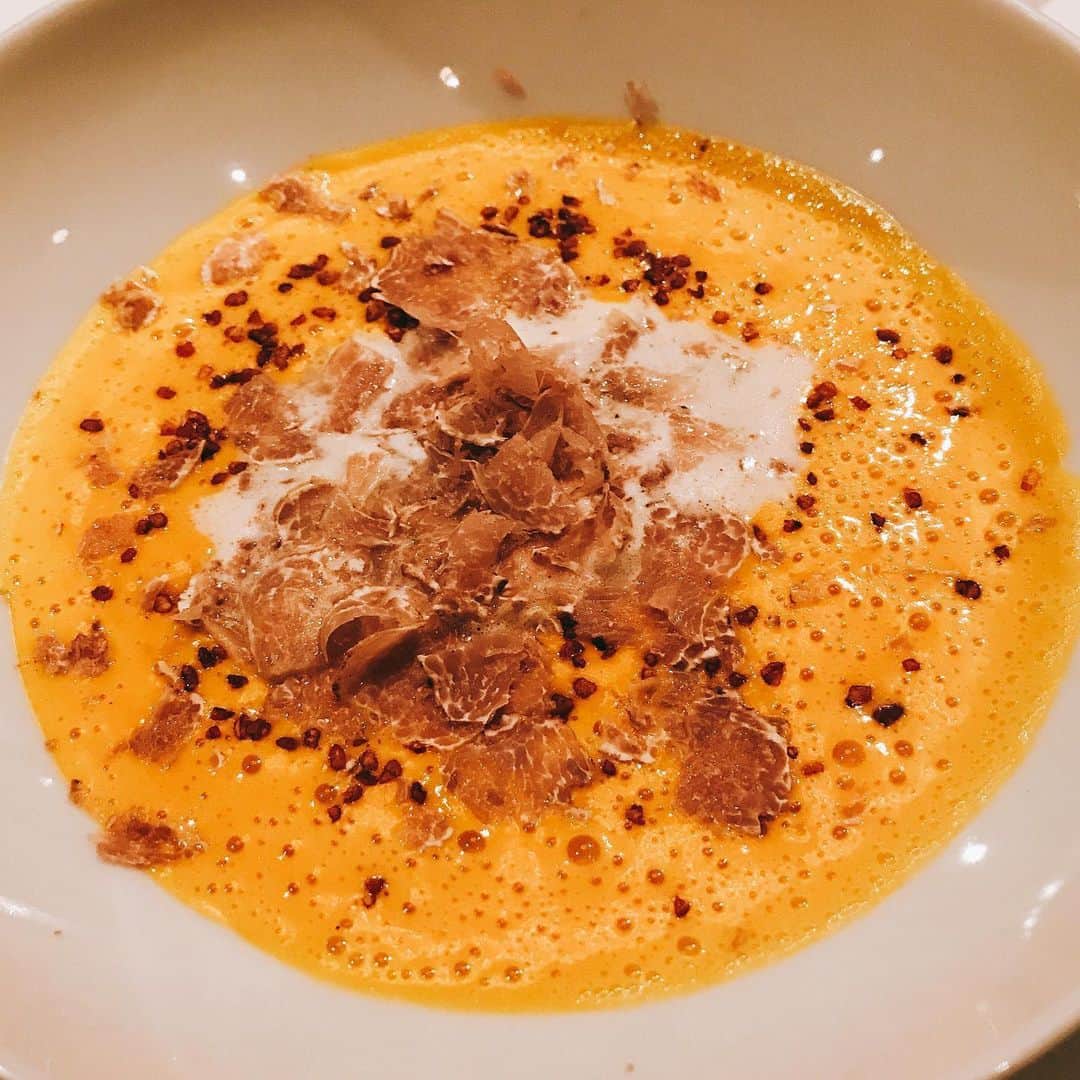 本間昭光のインスタグラム：「カボチャスープのトリュフ添え (かなり昔の写真でどこで食べたのかも覚えていない😅) 柏ちゃんに負けない美味しそうな写真シリーズ」