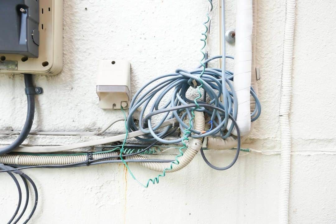 石山蓮華のインスタグラム：「ざっくりまとめられちゃった #いい電線 これは南国カウントすべきかちょっと悩むところです。 緑の線はアース線🟩  #電線 #電柱 #electric #electriccable #electricalwires #electricwire #electricwirecable」