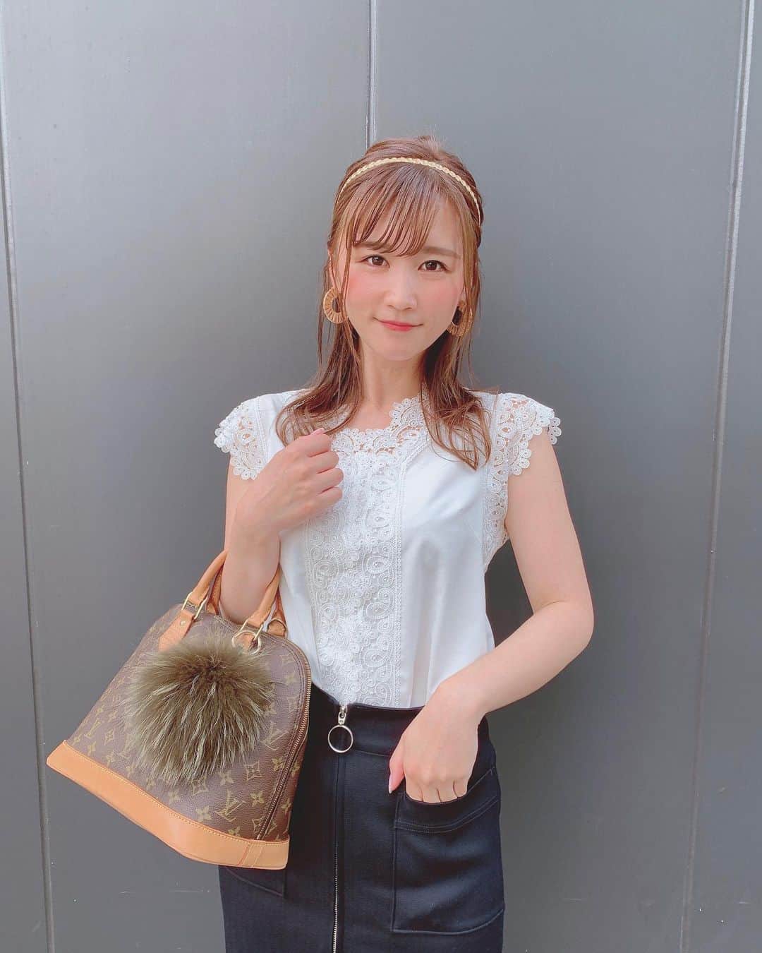 古賀文沙さんのインスタグラム写真 - (古賀文沙Instagram)「・ ・ ・ 日光アレルギーで 腕がブツブツ、、 暑さ対策しっかりしましょう🙆‍♀️ ・ ・ ブラウスもスカートも 一昨年買ったもの 毎シーズンリニューアルして 少し形かわって各ブランドから 発売されている印象です ・ ・ 流行り物よりも自分の好みのもの 素材にこだわって 長く着るのがマイルール🌺 ・ ・ ・ tops  @swingle_official 　#swingle  bottom  @noble.jp  #noble  bag  #louisvuitton  #louisvuittonbag」6月5日 15時52分 - ayasa_koga