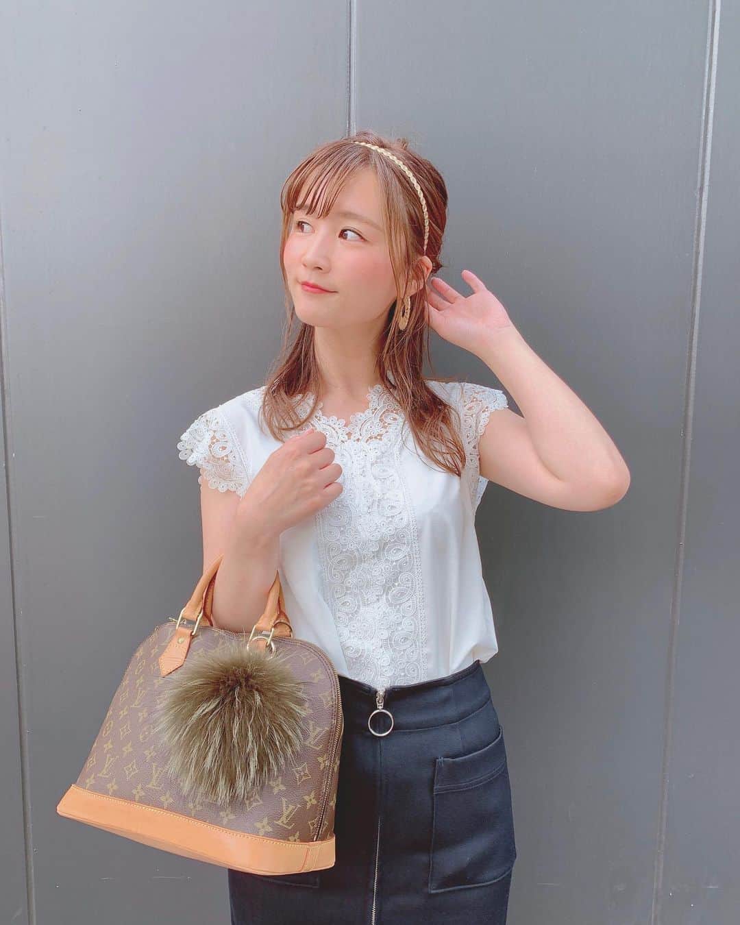 古賀文沙さんのインスタグラム写真 - (古賀文沙Instagram)「・ ・ ・ 日光アレルギーで 腕がブツブツ、、 暑さ対策しっかりしましょう🙆‍♀️ ・ ・ ブラウスもスカートも 一昨年買ったもの 毎シーズンリニューアルして 少し形かわって各ブランドから 発売されている印象です ・ ・ 流行り物よりも自分の好みのもの 素材にこだわって 長く着るのがマイルール🌺 ・ ・ ・ tops  @swingle_official 　#swingle  bottom  @noble.jp  #noble  bag  #louisvuitton  #louisvuittonbag」6月5日 15時52分 - ayasa_koga