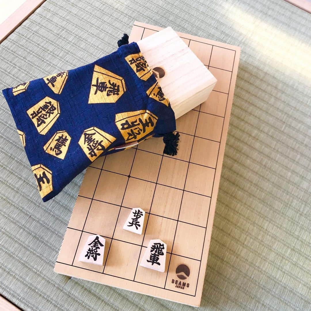 BEAMS JAPANさんのインスタグラム写真 - (BEAMS JAPANInstagram)「【REARRIVAL】 ＜ホリコシ × BEAMS JAPAN / 別注 折り畳み式将棋盤 + 駒 + 袋 セット＞  天然木で作られた折りたたみ式将棋盤と 駒及び駒を入れる袋セットが ＜BEAMS JAPAN＞別注バージョンで登場です。  折り畳み式のため、 いつでもどこででも気軽に将棋を楽しむことが出来ます。 これから将棋を始めるお子様や 初心者の方の入門アイテムとしてもお勧めの一品です。 . 【ホリコシ】 将棋の里山形県の天童市で 1947年(昭和22年)創業の将棋駒専門店。 国産薩摩黄楊(さつまつげ)を使用した高級感のある将棋駒や、 その他将棋にまつわる商品を製作しています。 将棋を通して社会貢献をするべく、 引き継がれてきた伝統技に情熱を注いでいます。  新型コロナウィルスの影響により、 BEAMS JAPANは 当面の間、短縮時間(12:00〜19:00)にて 営業しております。  またこれらのアイテムは 店頭だけではなく、 ・公式オンラインショップ ・ZOZOTOWN ・Rakuten Fashion にてお取り扱いがございます。 是非ご覧くださいませ。  BEAMS JAPAN 1F ☎︎ 03-5368-7314 #beams  #beamsjapan  #beamsjapan1st  #ビームスジャパン #新宿 #新宿三丁目 #日本製 #madeinjapan #別注#限定#再入荷 #rearrival #limitededition #ホリコシ#将棋#駒#将棋セット」6月5日 15時53分 - beams_japan