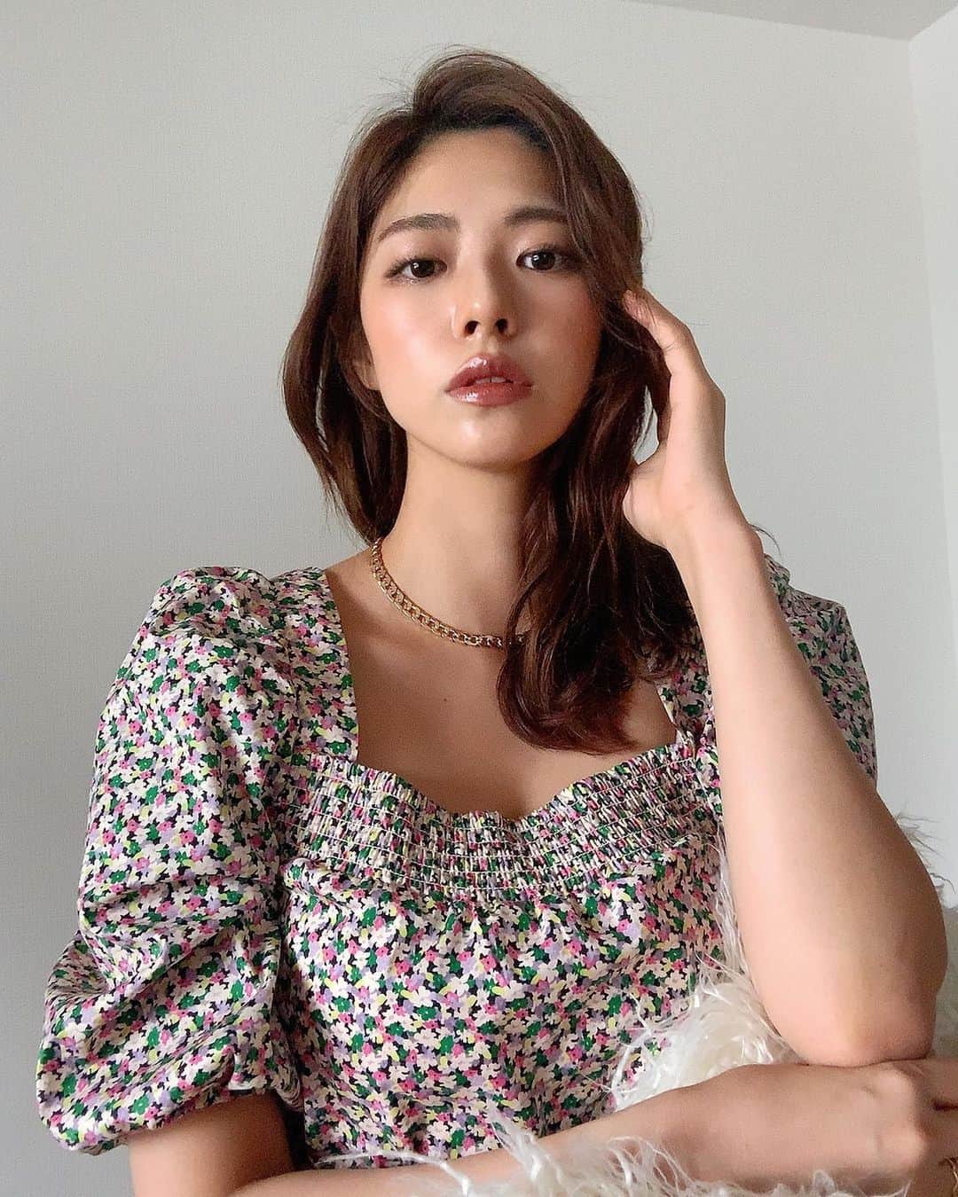 わちみなみのインスタグラム：「今日19時からYouTubeライブやるよ！﻿ 2ヶ月ぐらい放置したあつもりやりながら﻿ 配信します😂﻿ やばいかな〜😂﻿ ﻿ @visee_kose  のリップにはまってる😄﻿ 唇の淵がちょっと暗いので﻿ ベージュっぽいのでかつカバーしてくれるマットリップ探してた〜🐥﻿ 中央には　@bareminerals_jp  で色味足したよ😊﻿ ﻿ ﻿ 3枚目は今日履き間違えた靴下﻿ 靴下カップルなかなか﻿ 会わせてあげられなくて﻿ ごめんな🦦﻿ ﻿ #YouTubeライブ﻿ #わちコスメ﻿ #visee ﻿ #ベアミネラル﻿ #ベージュ　#visee #bareminerals #春夏コーデ #メイク  #メイク好き #コスメ部」