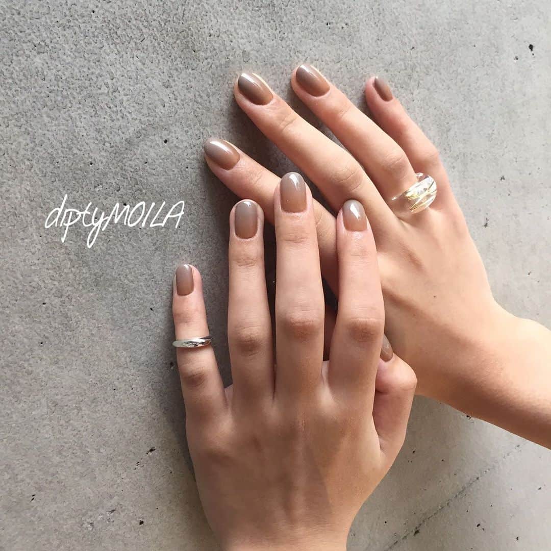 diptyMOILA diptyMOILA のインスタグラム：「💅ennui gradation * @misato_diptymoila  ベージュからパープルグレージュへのグラデーション。グラデーションでも色の組み合わせが肝心🌿 * しっかりケアしてからジェルを塗るので根本サイドまでしっかり塗れちゃうんです❣️ 乾燥したささくれの手もスッキリ綺麗に✨ * フォルムはトップのコーティングでしっかりと作るのでコンプレックスのある方のお悩みも解決👩🏼‍🏫 * #diptymoila_2020ssnail  #diptyMOILA  #diptyMOILA_spot #nail #nails #心斎橋ネイルサロン #大阪ネイルサロン #ネイル #夏ネイル # グラデーションネイル #グラデネイル」