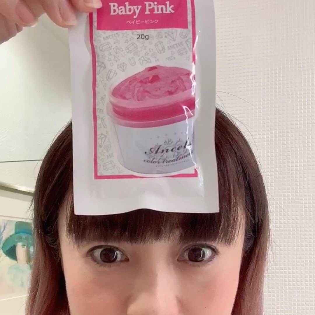 橋本志穂さんのインスタグラム写真 - (橋本志穂Instagram)「美容院を途中で切りあげちゃったので、 これで染めてねと貰って帰ってきたベビーピンクの液で、 毛先だけ染めてみました。」6月5日 16時05分 - shihohashimoto3