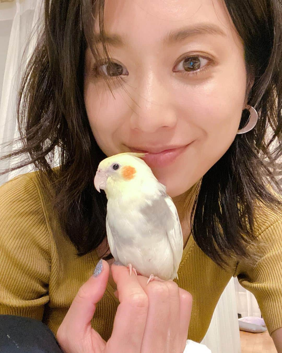 牧野紗弥さんのインスタグラム写真 - (牧野紗弥Instagram)「オカメインコを2羽飼い始めました🦜 インコ用のケージをネットで購入するも、なんだか小さそうで😱娘が調べるとオカメインコはインコというものの、オウム科に属してして、一番小さなオウムだったとの事です😂 慌ててオウム用の大きなケージをオーダー中🙌🏻🙌🏻🙌🏻 最近オカメインコのようなイエローの服が多いような、、、💛 1、2枚目のトップスは @demyleejapan 。 3枚目のワンピースは @livianacontiofficial です😊 #mom#ファッション#イエロー#happy」6月5日 16時14分 - makinosaya