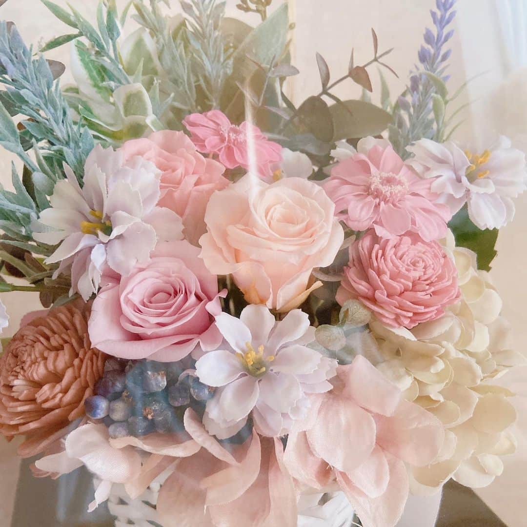 今井瞳さんのインスタグラム写真 - (今井瞳Instagram)「💐 ㅤㅤㅤㅤㅤㅤㅤㅤㅤㅤㅤㅤㅤ ㅤㅤㅤㅤㅤㅤㅤㅤㅤㅤㅤㅤㅤ お誕生日祝いにと事務所に届いていた プリザーブドフラワーが おうちに届きました＊ ありがとうございます！！ 淡い色でとても可愛いです🐇♡ お部屋がまた華やかになりました＊  ㅤㅤㅤㅤㅤㅤㅤㅤㅤㅤㅤㅤㅤ ㅤㅤㅤㅤㅤㅤㅤㅤㅤㅤㅤㅤㅤ #instadaily #instaflower #flower #プリザーブドフラワー #flowerarrangement #japan  #foryoupage #今井瞳」6月5日 16時10分 - i_hitomi_0531