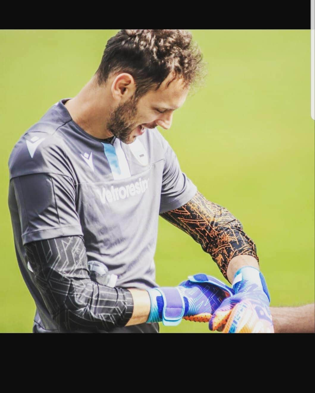 エトリト・ベリシャのインスタグラム：「😁#happy #reusch」