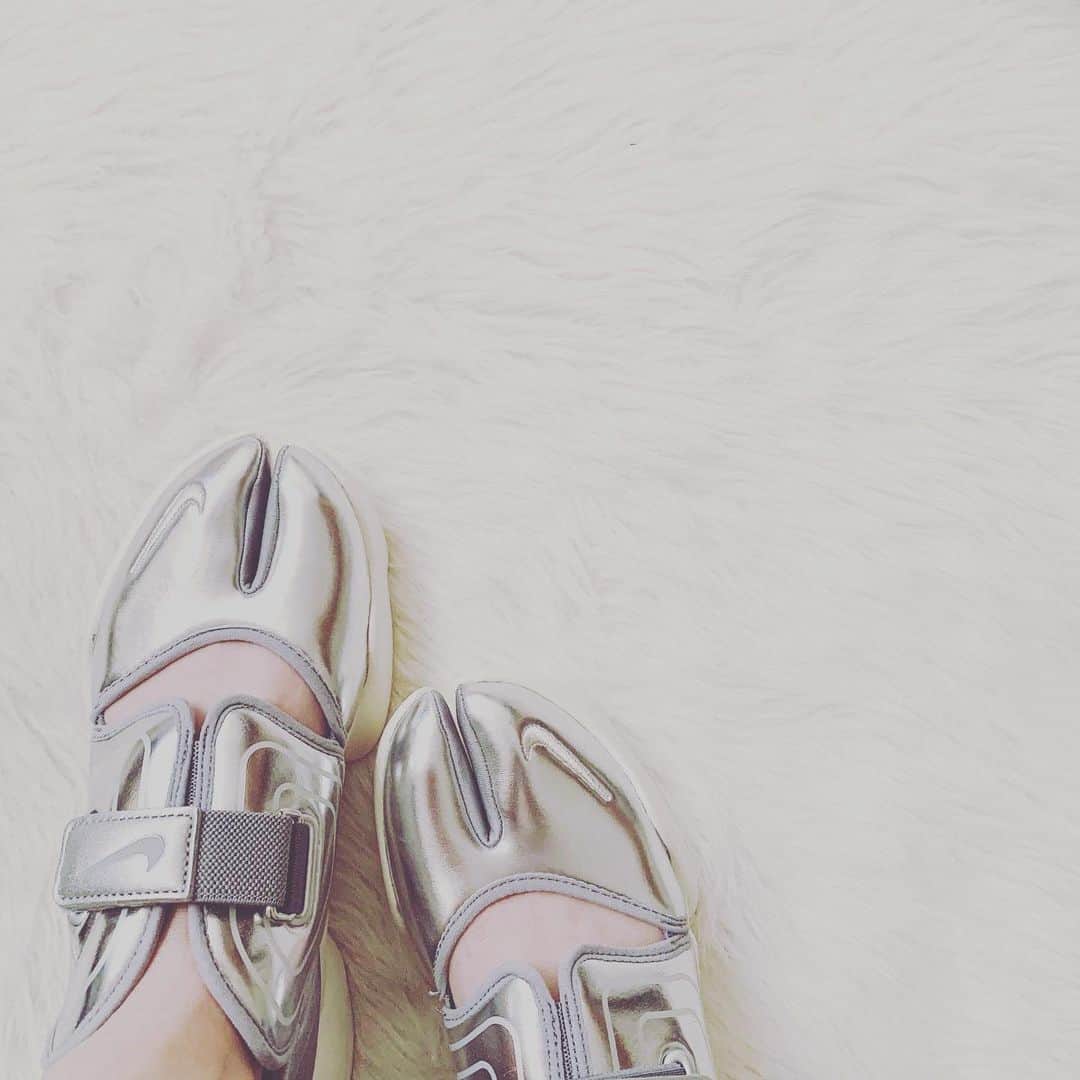 こしじまとしこのインスタグラム：「🐖 自粛期間に太ったので足元も🐷になりました。 #aquarift」