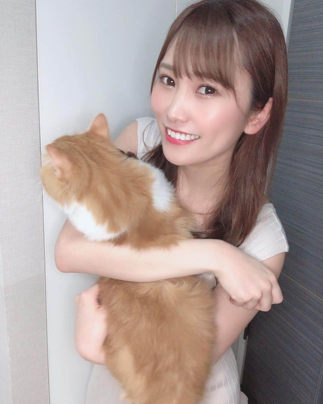 佐野友里子のインスタグラム：「愛猫のウニと2ショット🐈💓 相変わらず全然カメラ目線してくれない〜泣😂 . #ミヌエット  #かわいい #大好き」