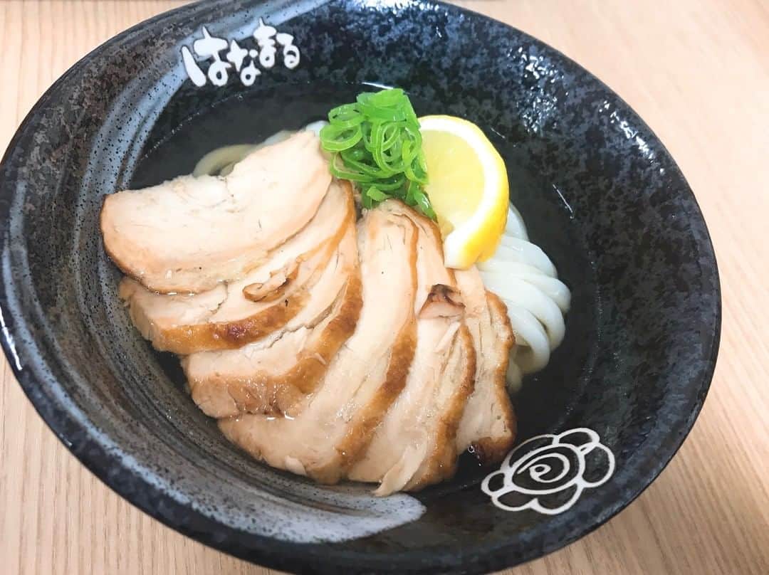 はなまるうどんのインスタグラム：「#鶏チャーシュー冷かけ 皆さんはもう食べましたか？  冷たいだしに合う、鶏むね肉のチャーシューを  贅沢に使用しました😍✨✨ ぜひこの機会にお召し上がりください🤡  https://www.hanamaruudon.com/news/2020.html#news16  #はなまるうどん」