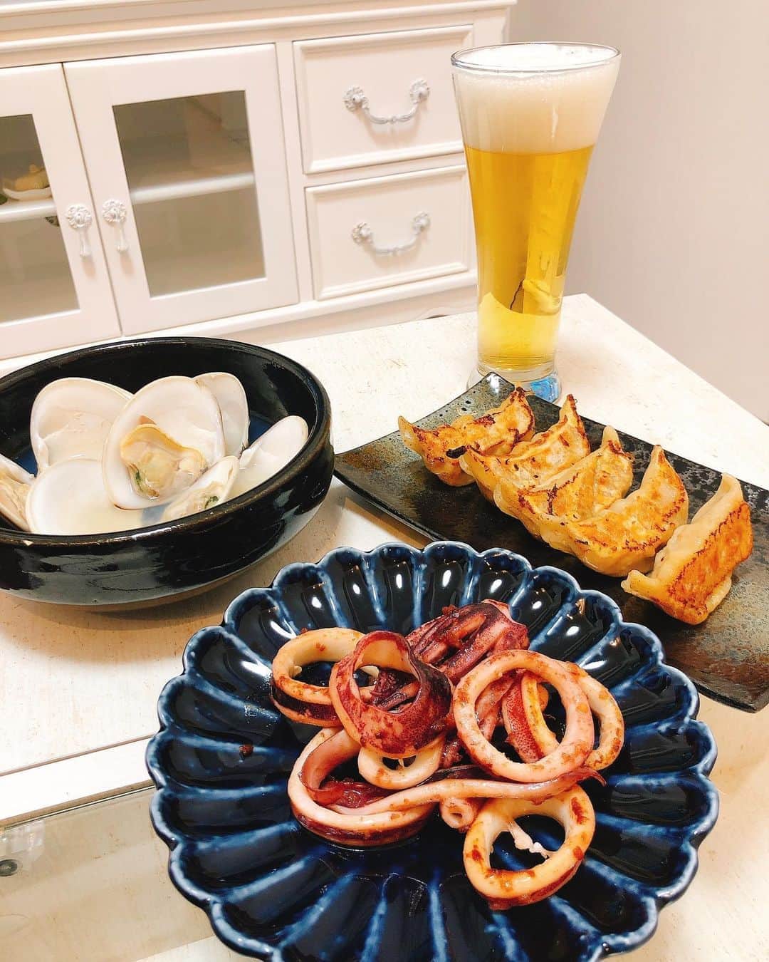 源崎トモエのインスタグラム：「洒落てる食事ばかりあげてたけど 実は居酒屋風の食卓が1番好きなんだな🥺 なんだかホッとするよね🥺笑 . #餃子がこの世で一番好き  #結局舌は庶民#餃子最高 #今日はなに作ろうかな」
