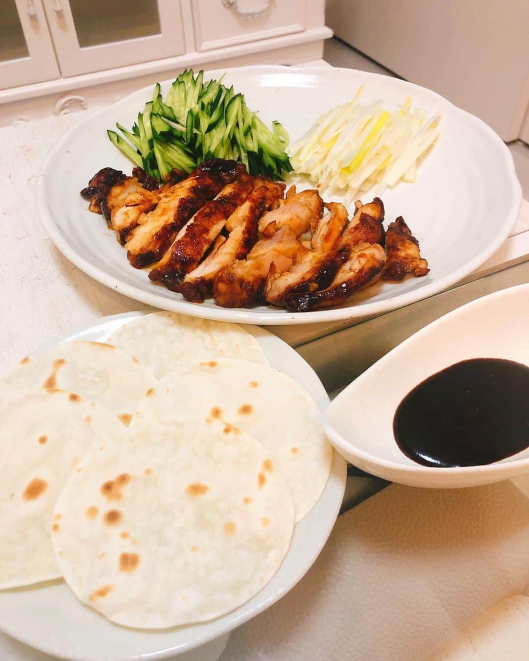 源崎トモエのインスタグラム：「北京ダックって無性に食べたくなる時あるよね🥺 私だけかな🥺 だから北京ダックもどき作ったよ🍖 . #北京ダックが好きというよりこのタレが好きなんだろうな #甜麺醤が好きって事なのかな？」