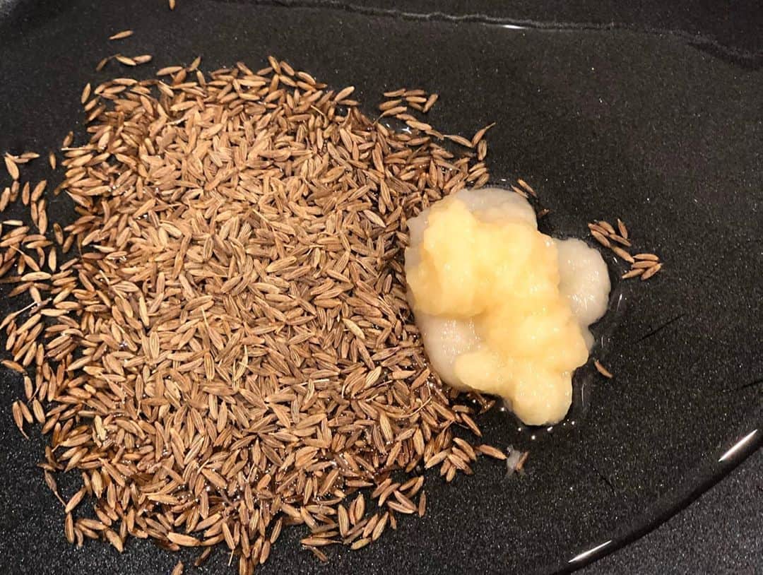 中村秀香のインスタグラム：「先日、初めて #スパイスカレー を作りました！ .  使ったスパイスは、 クミン・カルダモン・コリアンダー・ターメリック・カイエンペッパー .  最近スパイスカレー作りにハマっている知り合いに教えてもらったレシピ通りに作ってみたところ、簡単で本格的なスパイスカレーを作ることに成功💪✨カイエンペッパーを入れすぎたのか、ちょっと辛くなってしまったのですがそれがまたスパイシーで良かったです！🍛 .  次はバターチキンカレーと共に大好きなチーズナンもいちから作ろうと思っています☺️しばらくハマりそうです！！」
