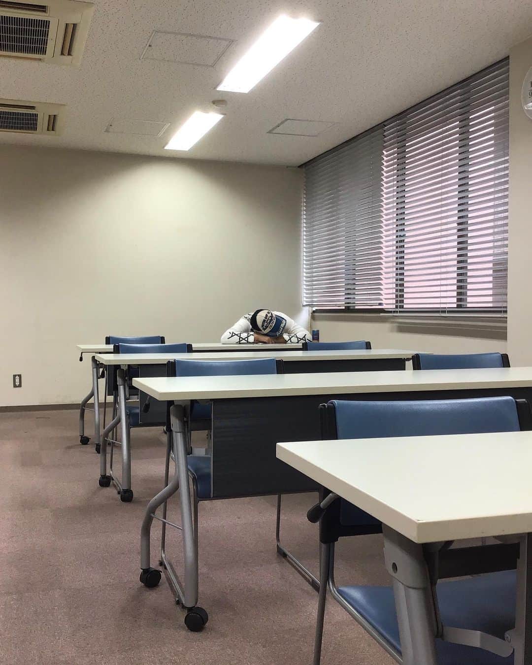 中西亮太さんのインスタグラム写真 - (中西亮太Instagram)「【今日の一変化】 免許更新時によく見る、違反者講習で死ぬほど態度悪いやつ。 #地味ハロウィン  #門真免許センター  #免許更新  #違反者講習  #勿論120分  #ずっと機嫌悪い  #いい年こいてやりたい放題  #マストで窓側最後尾  #河相我聞出演の怖いビデオだけ食い入る様に観てた  #今日の一変化」6月5日 16時38分 - ichihenge