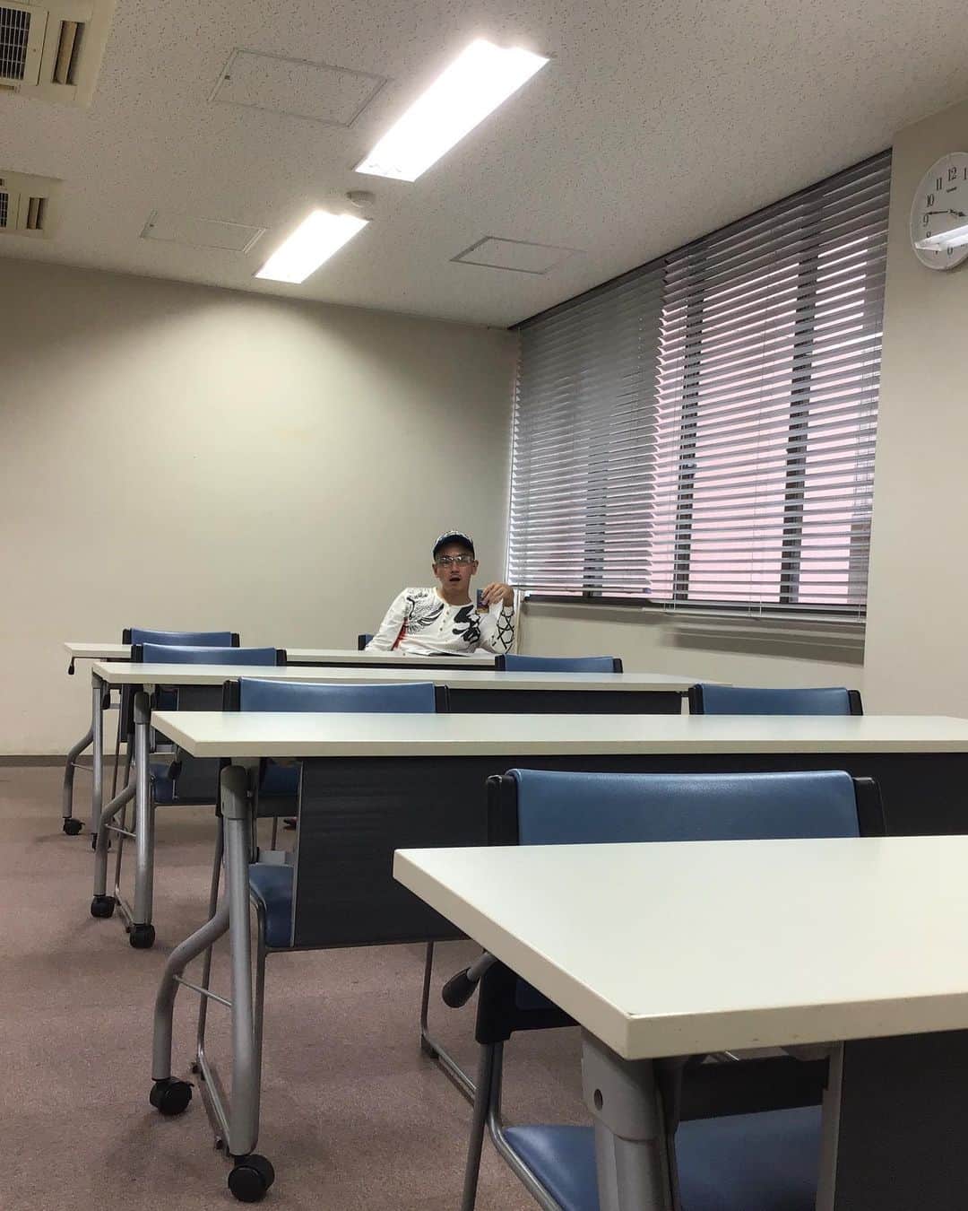 中西亮太さんのインスタグラム写真 - (中西亮太Instagram)「【今日の一変化】 免許更新時によく見る、違反者講習で死ぬほど態度悪いやつ。 #地味ハロウィン  #門真免許センター  #免許更新  #違反者講習  #勿論120分  #ずっと機嫌悪い  #いい年こいてやりたい放題  #マストで窓側最後尾  #河相我聞出演の怖いビデオだけ食い入る様に観てた  #今日の一変化」6月5日 16時38分 - ichihenge