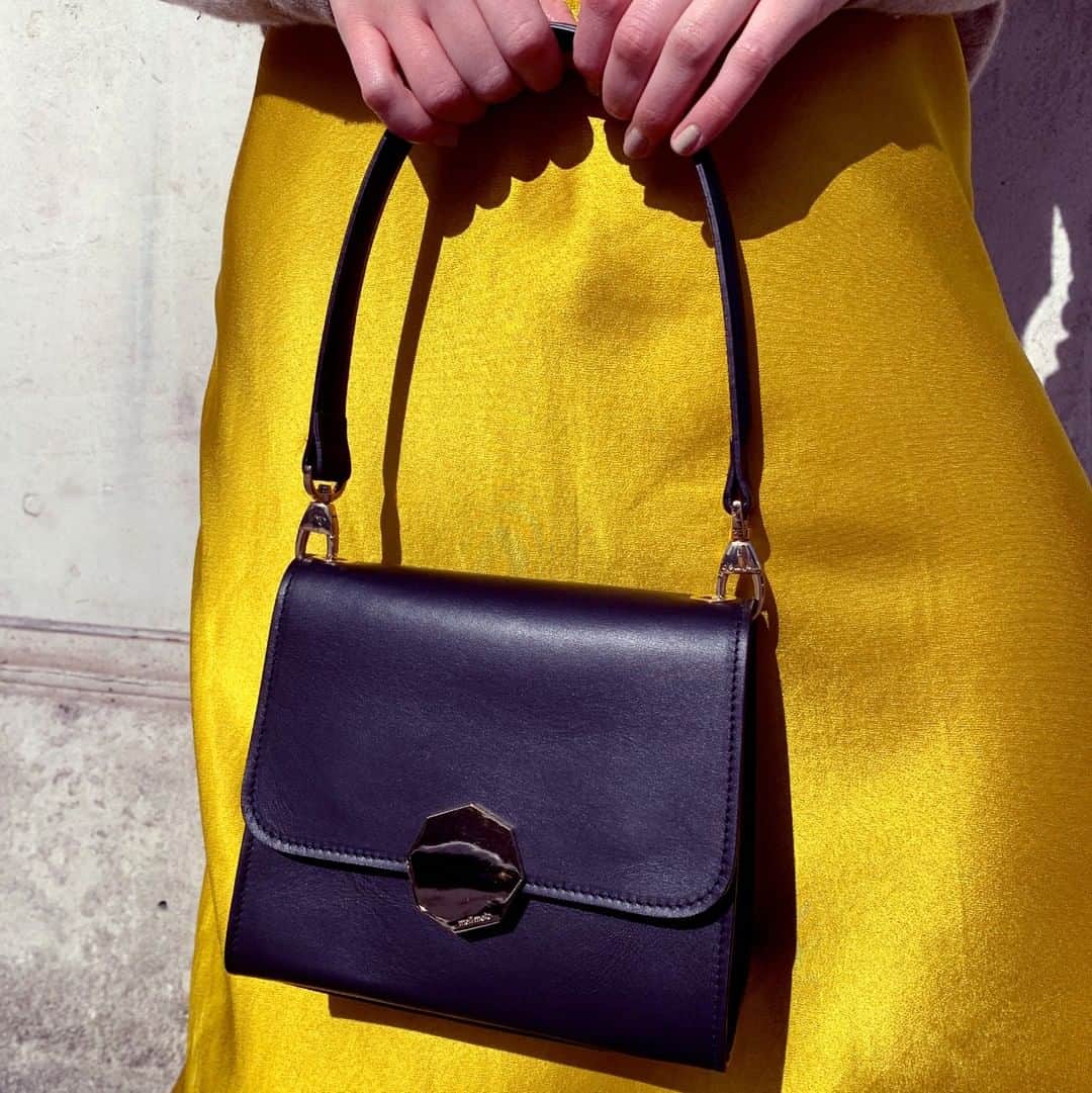 のインスタグラム：「Celia bag • in black bringing us sunshine 🌞 ⠀⠀⠀⠀⠀⠀⠀⠀⠀ #melimelo #melimelobags #style #bag #bags #s #classicbag #classic #wardrobestaple #madeinitaly #timeless #a #understated #o」