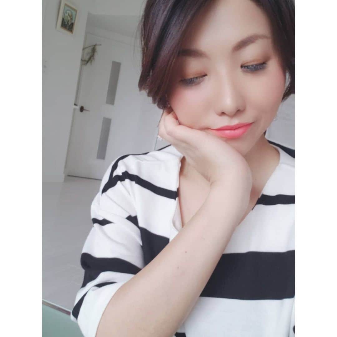 のインスタグラム：「【やっと一息】本日の業務は終わり。 疲れからめまいが来てた母も、すっかり昨日で回復し、今日は食事につれていけと催促がw  早めに用を済ませて帰ります。 ふうー。今日も駆け抜けました💖 夜は夜で、また、打ち合わせだけどねw とりあえずこれから家族の時間。 . ． ． ―――――――――――――﻿ ． ▪️重要なおしらせ﻿ 『経営コンサルプロデュース』始動。﻿ ﻿ #起業家 #フリーランス #自営業 #中小企業 を対象としたブランド価値を高めて広告費をかけず、顧客獲得を目指す経営コンサルプロデュースを６月よりstartします。﻿ ﻿ すでに２名の方が意思表明されています。﻿ ﻿ 無形商材やコンテンツ、高単価商材のセールス方法などオンラインにも強い、プロデュースです。﻿ 本気の方と取り組ませてもらいます。﻿ ﻿ ※詳細は @buchimaki_1121 プロフィールURL→『経営コンサルプロデュース』をクリック！詳細ページに飛びます！ ﻿ ――――――――――――﻿ ﻿ #集客#経営戦略#ブランディング#宮崎#起業コンサル#起業 #宮崎#起業女子#美容室#売り上げアップ #サロン#福岡 #サロン集客#ビジネス強化 #思考 #女性起業家 #コンテンツ#無形#セールス#宮崎のインフルエンサー #オンライン#プロデュース#SNS#SNS集客#経営#ママ業」