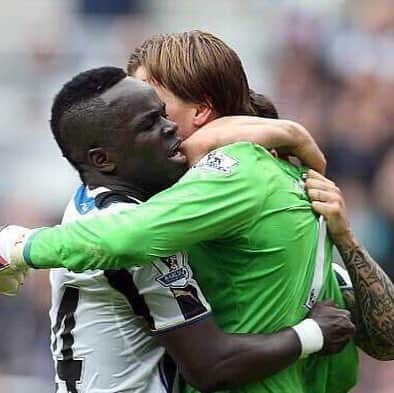 ティム・クルルのインスタグラム：「‪3 years ago Cheicky passed away. One of the strongest and nicest team mates I have had the pleasure of having by my side in many battles .. what a guy 🙏🏻 #rip ‬」