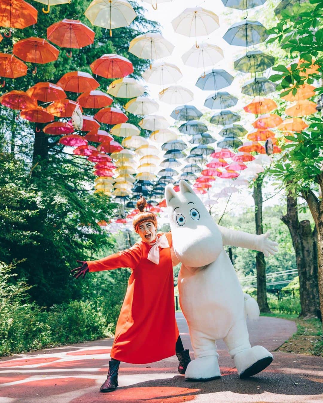 ムーミンさんのインスタグラム写真 - (ムーミンInstagram)「During its 1st year the Moominvalley Park brought tons of joy to as many as 1M visitors!🤩That is something to celebrate in a Moominous manner! Take a look at the magical umbrella installation and its Moominous details at http://Moom.in/valleypark1year (link in bio)☂️💚Psst our friends in Japan: the park is now open!😊」6月5日 17時07分 - moominofficial