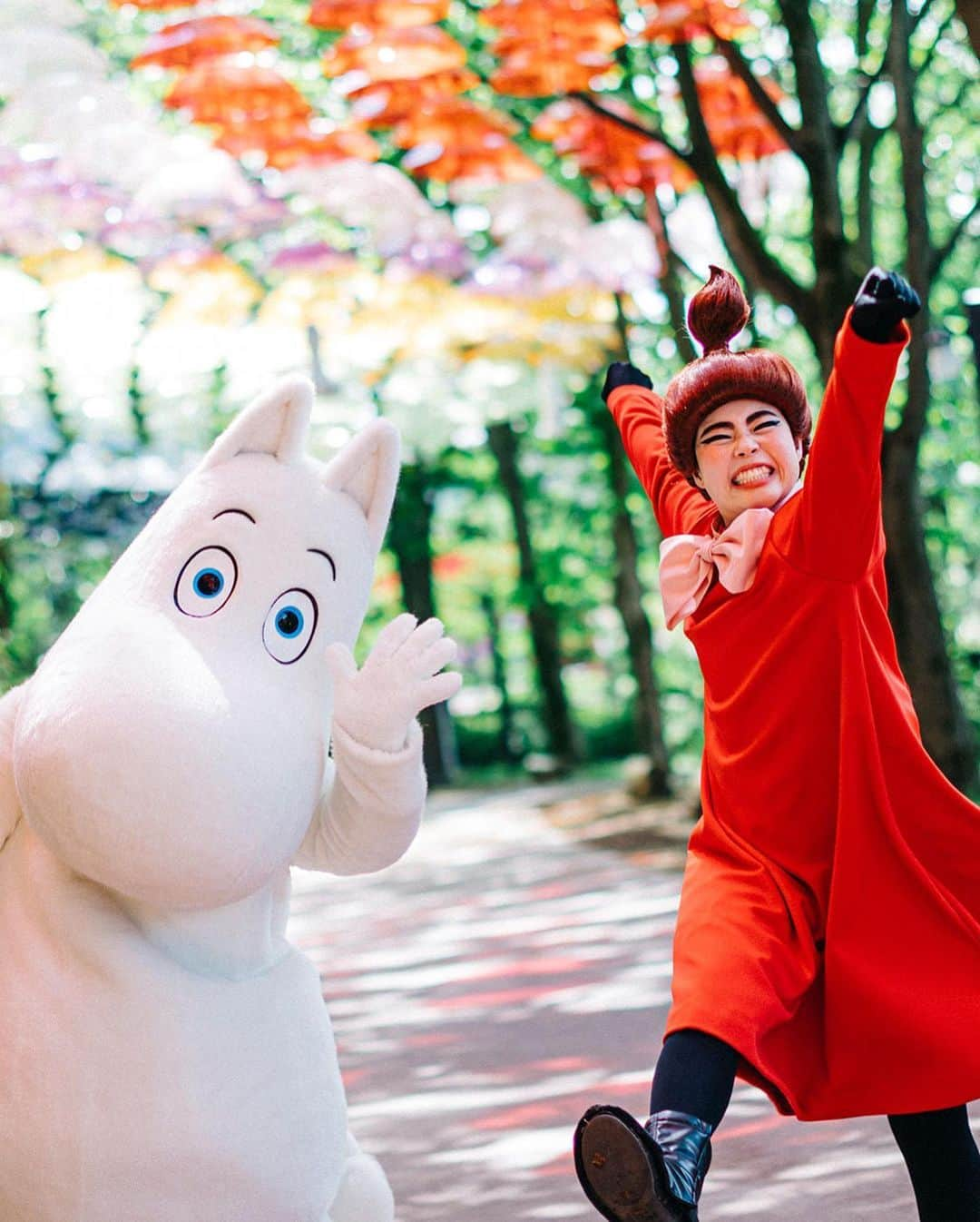 ムーミンさんのインスタグラム写真 - (ムーミンInstagram)「During its 1st year the Moominvalley Park brought tons of joy to as many as 1M visitors!🤩That is something to celebrate in a Moominous manner! Take a look at the magical umbrella installation and its Moominous details at http://Moom.in/valleypark1year (link in bio)☂️💚Psst our friends in Japan: the park is now open!😊」6月5日 17時07分 - moominofficial