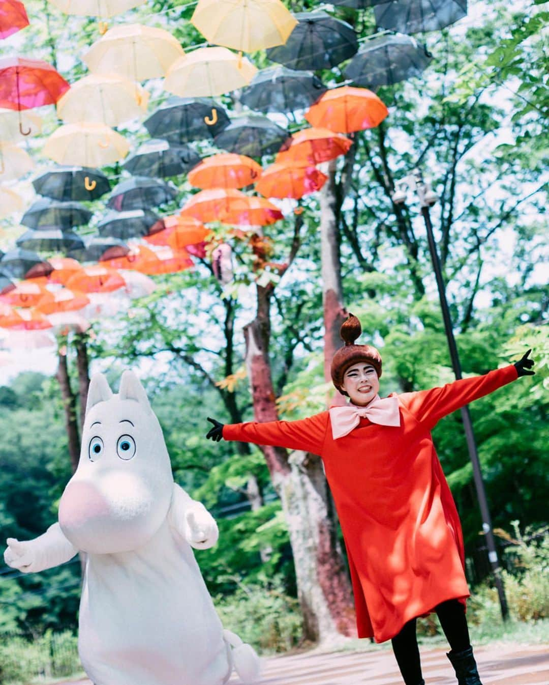 ムーミンさんのインスタグラム写真 - (ムーミンInstagram)「During its 1st year the Moominvalley Park brought tons of joy to as many as 1M visitors!🤩That is something to celebrate in a Moominous manner! Take a look at the magical umbrella installation and its Moominous details at http://Moom.in/valleypark1year (link in bio)☂️💚Psst our friends in Japan: the park is now open!😊」6月5日 17時07分 - moominofficial