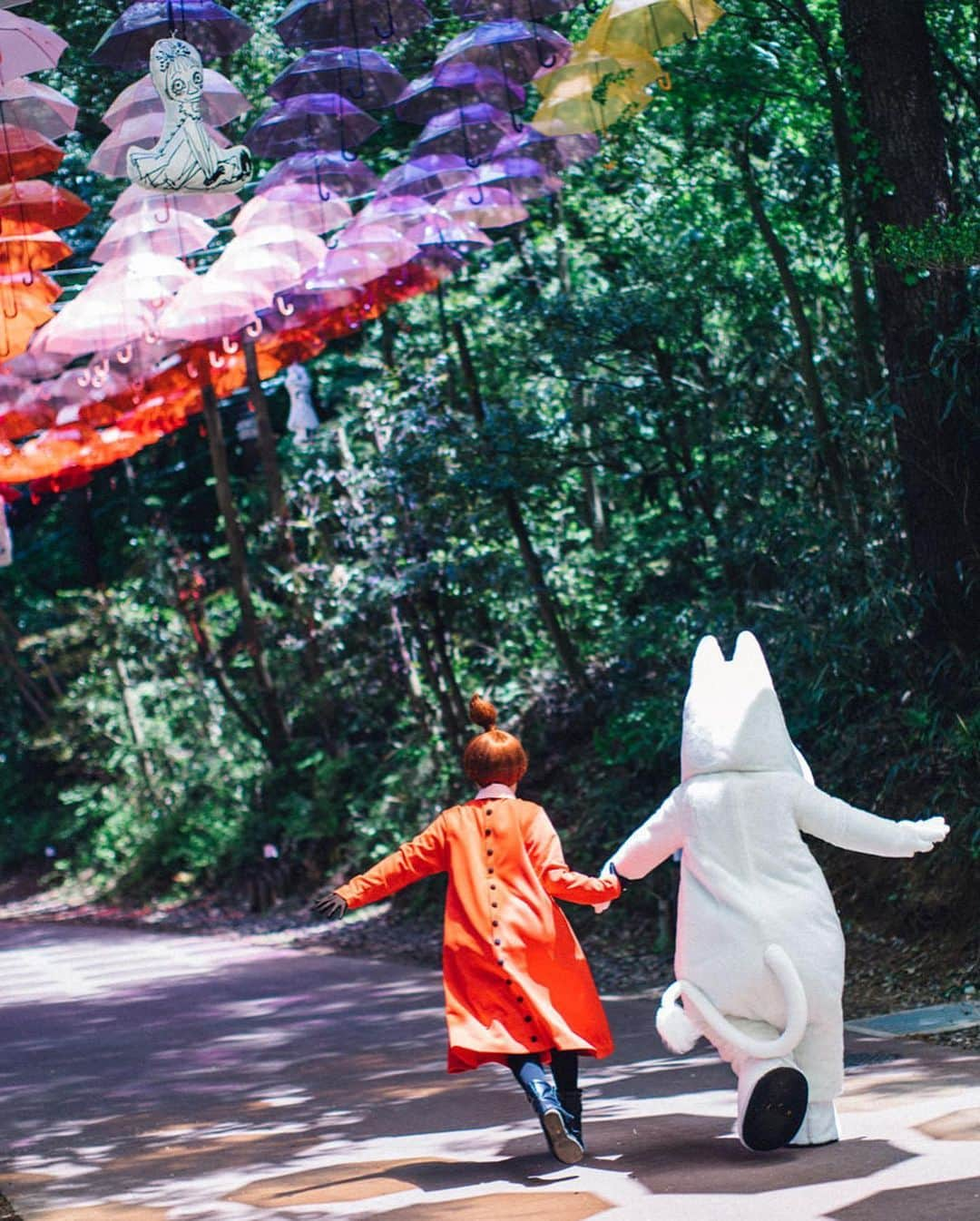 ムーミンさんのインスタグラム写真 - (ムーミンInstagram)「During its 1st year the Moominvalley Park brought tons of joy to as many as 1M visitors!🤩That is something to celebrate in a Moominous manner! Take a look at the magical umbrella installation and its Moominous details at http://Moom.in/valleypark1year (link in bio)☂️💚Psst our friends in Japan: the park is now open!😊」6月5日 17時07分 - moominofficial