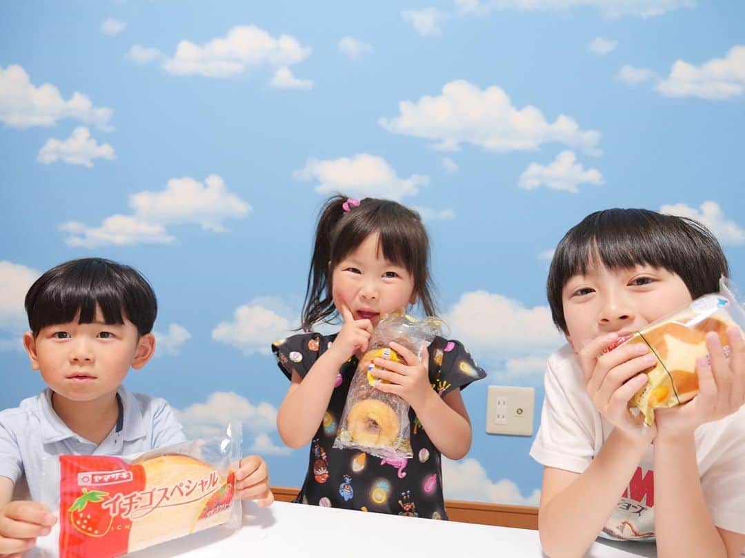 太陽チャンネルのインスタグラム：「. 太陽家はパンが大好き🥖🍞🥐🥞🍔🌭🍕 太陽が大好きなパンはふかふかで優しい味のチーズ蒸しケーキ♡ 翼が大好きな香り高いイチゴスペシャル🍓 らんらんが大好きなしっとり甘～いケーキドーナツ🎂 毎日朝ごパン🍞お世話になってます😘 はじめしゃちょーさんの動画も要チェックだよー😍✨ .  #ヤマザキパン #はじめしゃちょー #おうちでおやつパン #おうち時間 #ケーキドーナツ #イチゴスペシャル #北海道チーズ蒸しケーキ #PR」