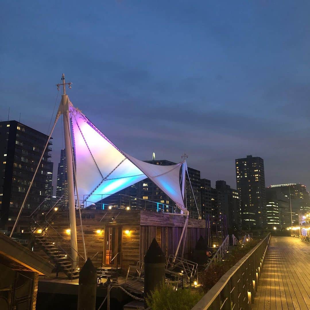 Warehouse TERRADA 寺田倉庫のインスタグラム：「天王洲も夏が近づいてきました。 キャナルイーストは、穏やかな運河沿いのボードウォークです。  画像の中央に写る船はT-LOTUS M。 パーティ会場やライブのステージ、ファッション撮影など幅広く利用されています。 印象的な外観に、水面の光や空、風も加わって、特別な空間が演出できるスペースです。  #寺田倉庫 #warehouseterrada #天王洲アイル #天王洲 #tennoz #キャナルイースト #運河 #canal #ボードウォーク #ボンドストリート #art #TLOTUSM」