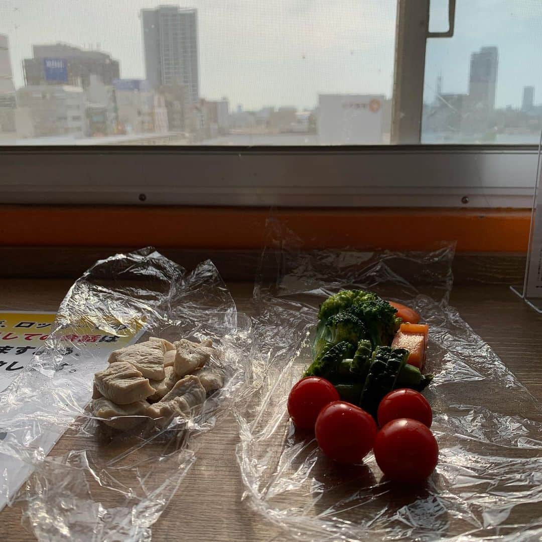 なかやまきんに君さんのインスタグラム写真 - (なかやまきんに君Instagram)「#なかやまきんに君 #こんにちは #素敵な写真ですね #ありがとうございます #ゴールドジムサウス東京 にて #今日も #外気取り入れ中 #空気を入れ替えると #頭もスッキリします いつもの #鶏肉野菜セット(3枚目) を食べました 頭がスッキリしたので #何か面白い事が浮かびそう #オクラ(4枚目) 浮かばない #トマト(5枚目) 浮かばない #ブロッコリー(6枚目) 浮かばない #胸肉(7枚目) 浮かんだ💡 #消しゴムじゃないよ(8枚目) #キャー日々成長しているところステキー」6月5日 17時03分 - nakayama_kinnikun