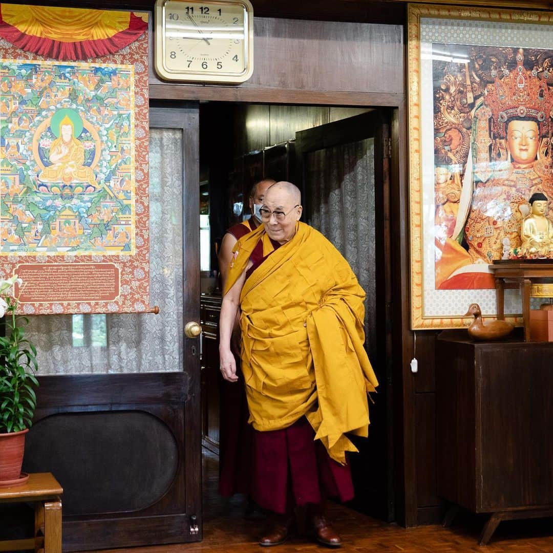 ダライ・ラマ14世さんのインスタグラム写真 - (ダライ・ラマ14世Instagram)「HHDL arriving at his sitting room to lead a ceremony for cultivating the awakening mind broadcast live to a world wide audience from his residence in Dharamsala, HP, India on June 5, 2020. Photo by Ven Tenzin Jamphel #dalailama」6月5日 17時04分 - dalailama