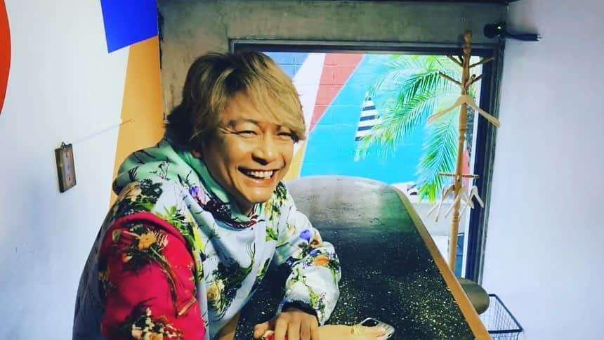 香取慎吾さんのインスタグラム写真 - (香取慎吾Instagram)「笑ってるね 派手ね  笑ってる？ 元気ですか？  YouTube UPしました #ニワワイコメンタリー #TRAP  #香取慎吾 #SHINGOKATORI」6月5日 17時04分 - katorishingo_official