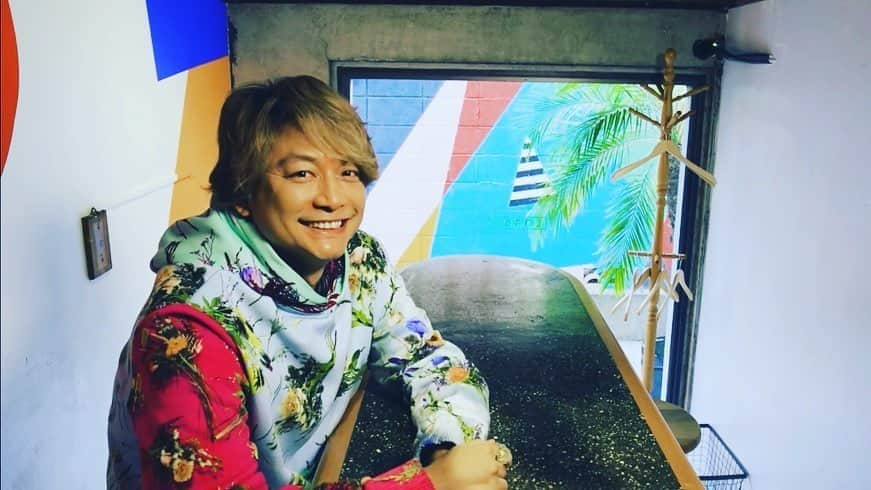 香取慎吾さんのインスタグラム写真 - (香取慎吾Instagram)「笑ってるね 派手ね  笑ってる？ 元気ですか？  YouTube UPしました #ニワワイコメンタリー #TRAP  #香取慎吾 #SHINGOKATORI」6月5日 17時04分 - katorishingo_official