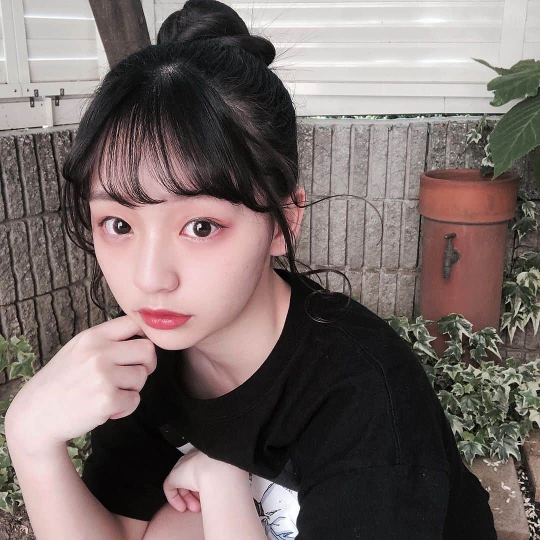 尾野寺みさのインスタグラム：「﻿ ﻿ 実家のお庭です﻿ ﻿ ﻿ 後ろの木はみかんの木です🍊﻿ ﻿ ﻿ ﻿ #庭 #実家 #大阪 #みかん﻿ ﻿ #ヘアアレンジ #hairarrange﻿ #お団子 #まとめ髪 #ロング ﻿ ﻿ #Tシャツ #夏﻿ ﻿ #アイドル #リリバリ #尾野寺みさ」