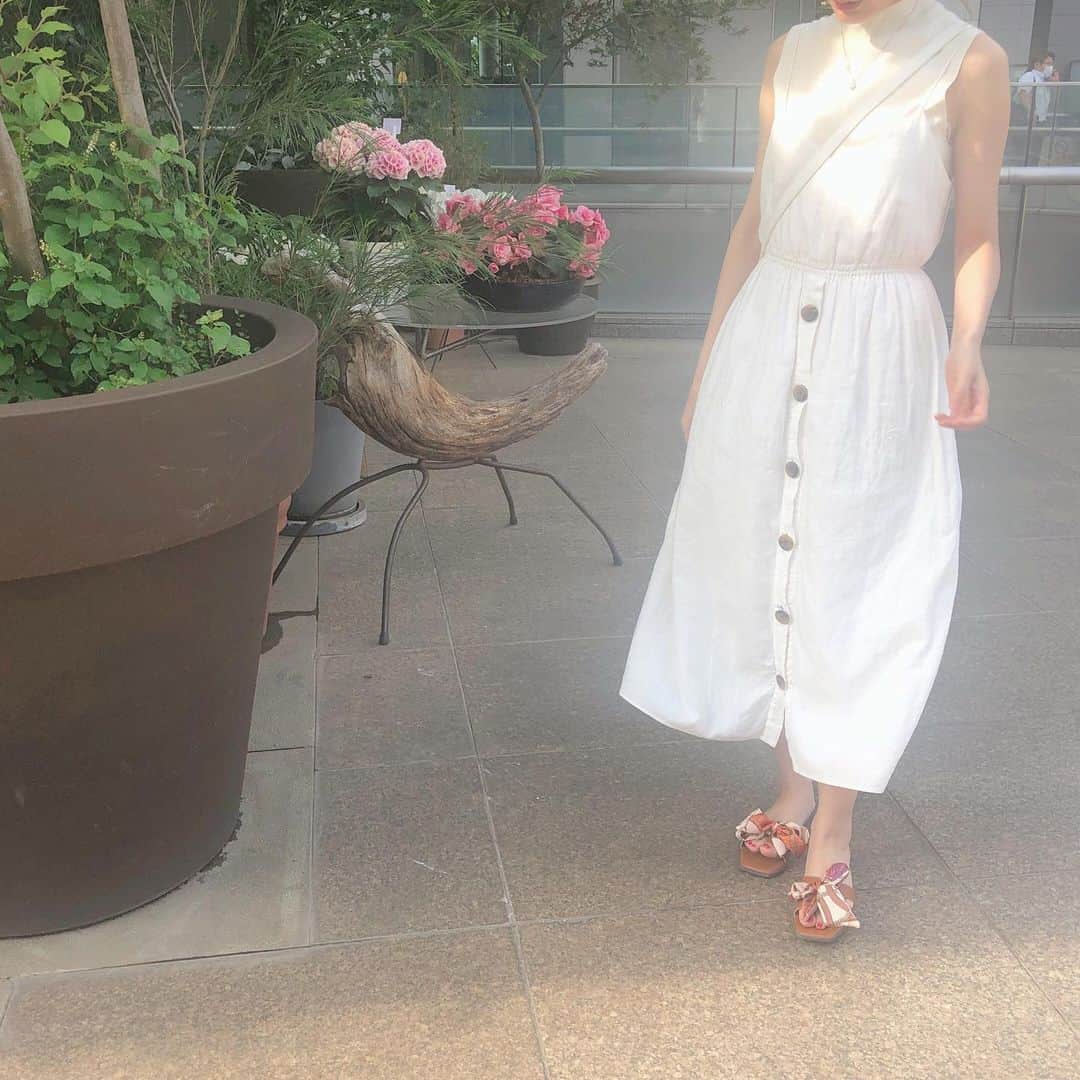 菊池かなこのインスタグラム：「. 今日はZARAのワンピと キャメルで高級感あって可愛い @vivian_collection_official の 取り外しスカーフ付きフラットサンダル✨ スカーフを付けても取り外しても2wayで使える👡 . . ୨୧┈┈┈┈┈┈┈┈┈┈┈┈┈┈┈┈┈୨୧ @vivian_collection_official #viviancollection #vivian公式アンバサダー#vivianコーデ #2020ss #zozotown #ゾゾタウン #春ファッション #春コーデ#春靴 #夏ファッション #夏コーデ #夏靴 #梅雨コーデ #プチプラコーデ #プチプラファッション #プチプラ高見えコーデ #今日の靴 #靴好きな人と繋がりたい #足元倶楽部 #フラットサンダル #ぺたんこサンダル #ミュール #サンダル #フラットサンダル #スクエアトゥサンダル #サンダルコーデ #ホワイトコーデ#ザラジョ」