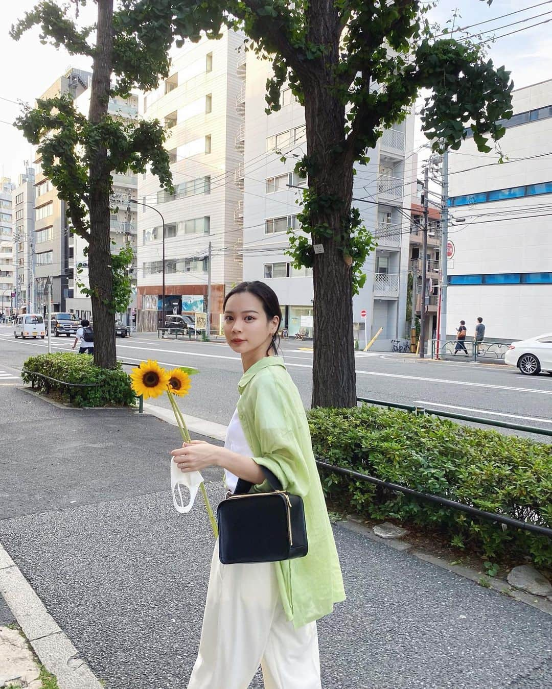 斎藤有沙さんのインスタグラム写真 - (斎藤有沙Instagram)「ひまわりイエローに、新緑のグリーン☺️🍃 夏のカラーって、元気でます🌻 ㅤㅤㅤㅤㅤㅤㅤㅤㅤㅤㅤㅤㅤ 悩んで悩んで、今回もひまわりを我が家に🏠 お花に詳しくなりたいなぁ〜☺️ ㅤㅤㅤㅤㅤㅤㅤㅤㅤㅤㅤㅤㅤ 何かオススメのお花あったら教えて下さい☺️♡ ㅤㅤㅤㅤㅤㅤㅤㅤㅤㅤㅤㅤㅤ ㅤㅤㅤㅤㅤㅤㅤㅤㅤㅤㅤㅤㅤ ㅤㅤㅤㅤㅤㅤㅤㅤㅤㅤㅤㅤㅤ #ANT#ANT_STYLE﻿ #ANT2020SUMMERCollection﻿」6月5日 17時15分 - i_am_arinko