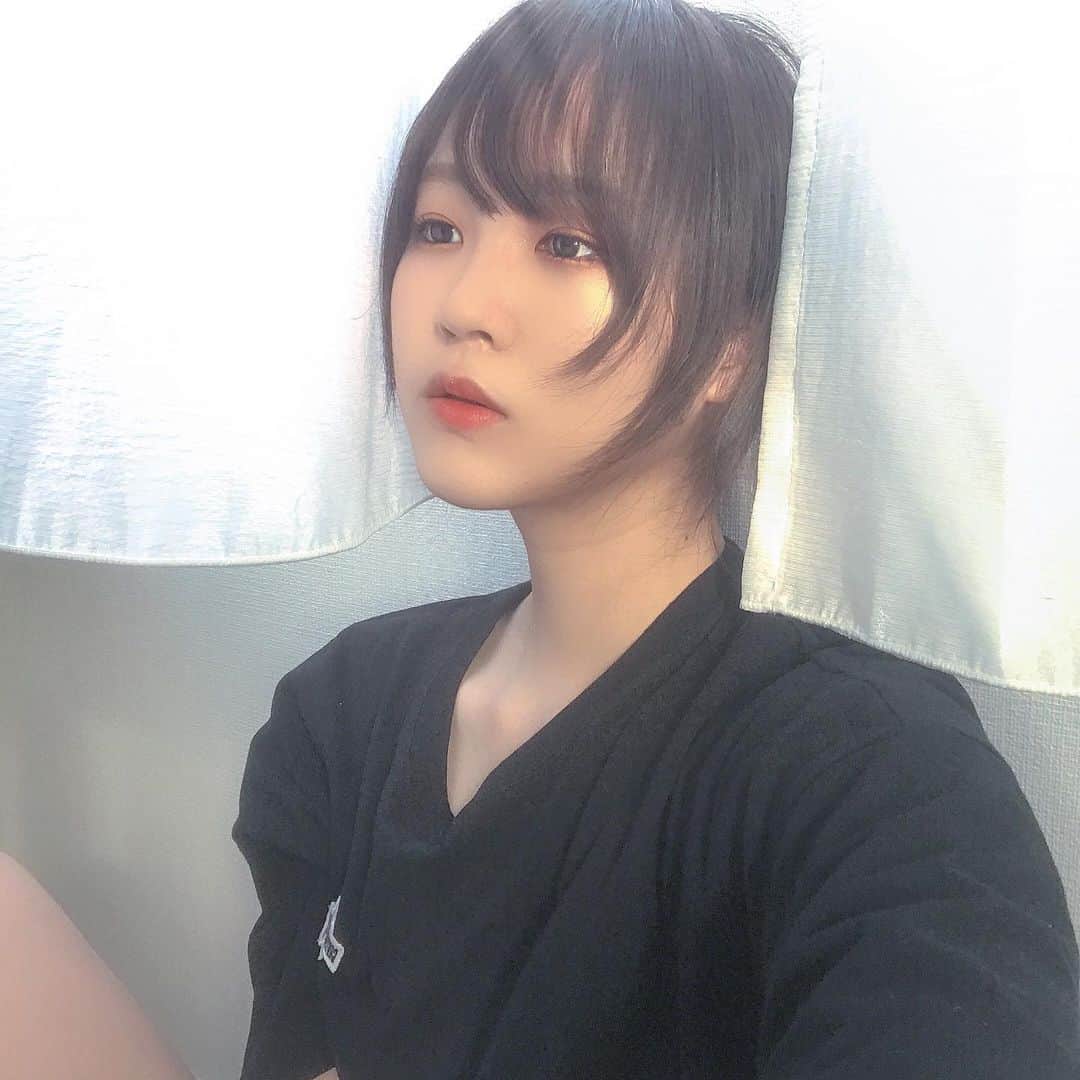 三田麻央のインスタグラム：「なんちゃってショート😁 切るか迷うなぁ、、でもなぁ、、うーむ、🤔」