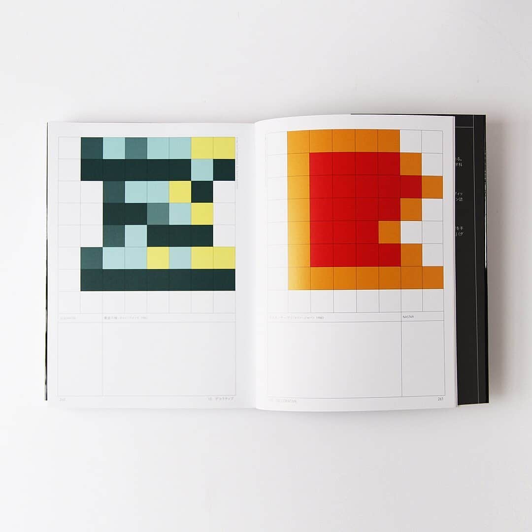 haconiwa / 箱庭さんのインスタグラム写真 - (haconiwa / 箱庭Instagram)「毎週金曜日は #週末読みたい本 のコーナーです！﻿ ﻿ 今週は、『アーケードゲーム・タイポグラフィ』をご紹介します。﻿ 1970～90年代のゲームの世界で生み出された、ビットマップ書体の世界を紹介する1冊。色と解像度の制約を乗り越え、たった8×8ピクセルの正方形グリッドの中で、表現力豊かにデザインされたアルファベットの数々は、奥深くて面白いものばかり！﻿ ﻿ 詳しくは本日公開の記事をチェックしてね。﻿ ﻿ #週末読みたい本 #本 #book #アーケードゲームタイポグラフィ #大曲都市﻿」6月5日 17時13分 - haconiwa_mag